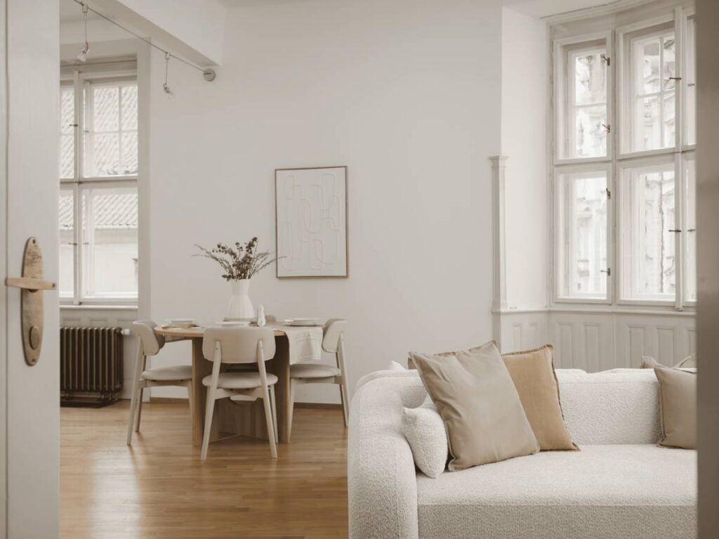 Elegantní jídelní kout s bílým stolem a minimalistickým dekorem v Praze
