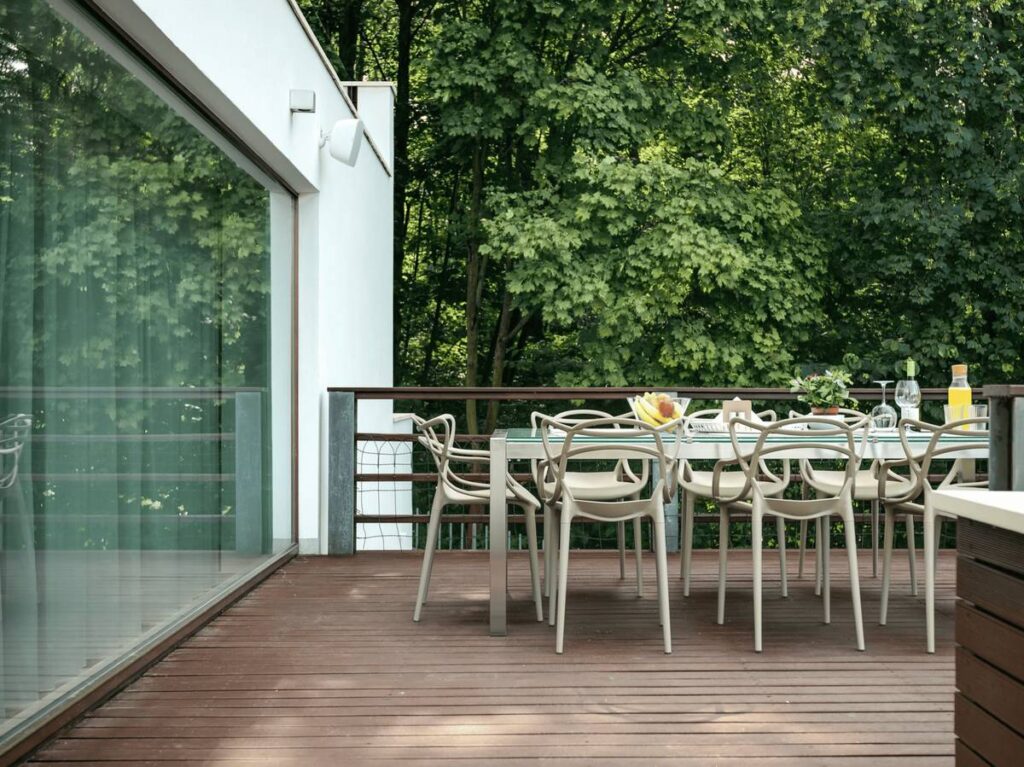 Prostorná terasa s venkovním jídelním stolem v apartmánu Barandov (Airbnb)
